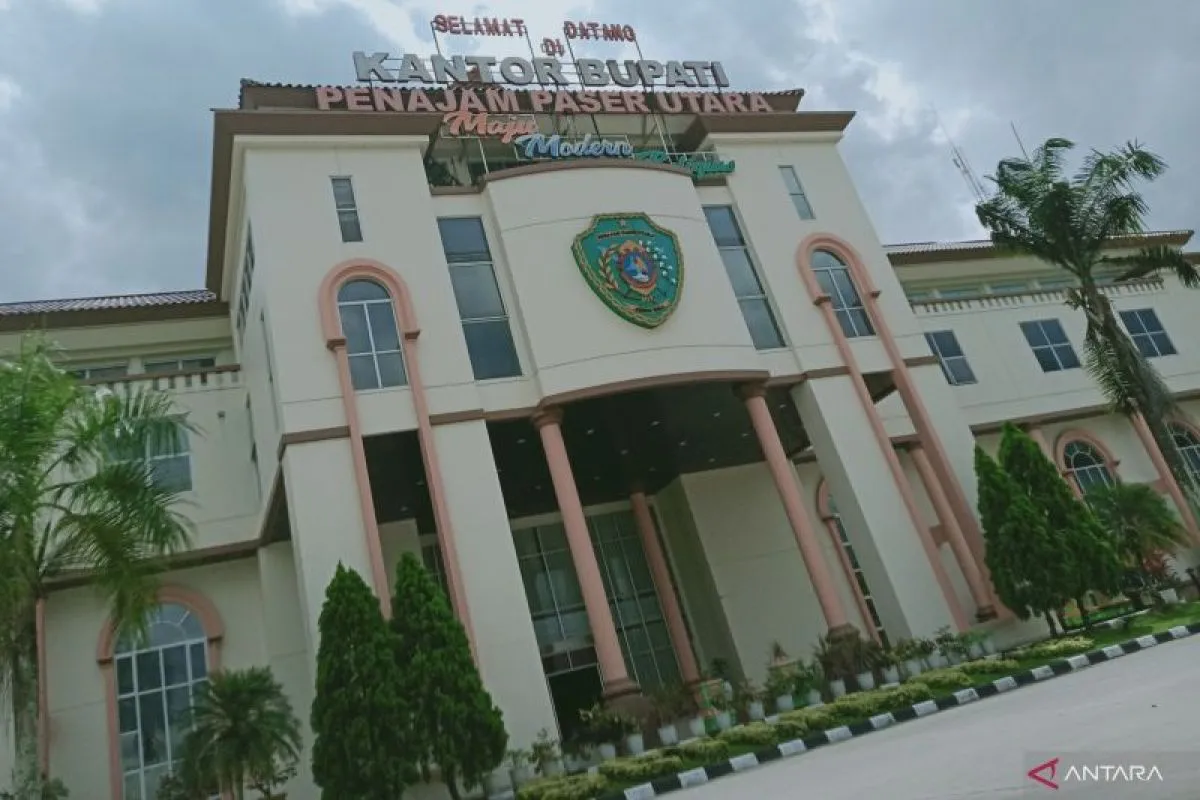 Gedung Kantor Bupati Penajam Paser Utara &mdash; simbol komitmen Pemkab dalam mendukung pendidikan dan mencetak SDM unggul di sektor energi dan sumber daya mineral.