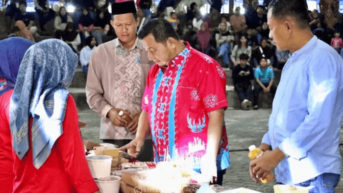 Bupati PPU Mudyat Noor berbincang dengan pelaku UMKM di Alun-Alun Penyembolum &mdash; simbol semangat menghidupkan ekonomi rakyat setiap hari.