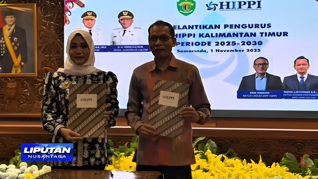 Ketua Umum DPD HIPPI Kaltim, Montik Dewi Rahayu, bersama Direktur Utama Perseroda BKS, Nidya Listyono, memperlihatkan dokumen kerja sama usai penandatanganan MoU di Samarinda, Sabtu (1 November 2025).