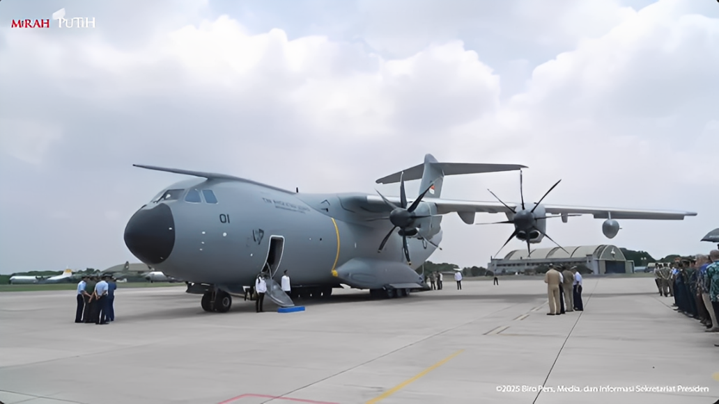 Pesawat Airbus A400M tiba di Pangkalan Udara Halim Perdanakusuma, Jakarta, Senin (3 November 2025).
