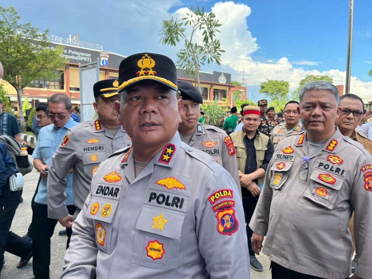 Kapolda Kaltim saat memberi keterangan pers tentang penindakan tambang ilegal &mdash; komitmen kuat jaga lingkungan tetap aman.