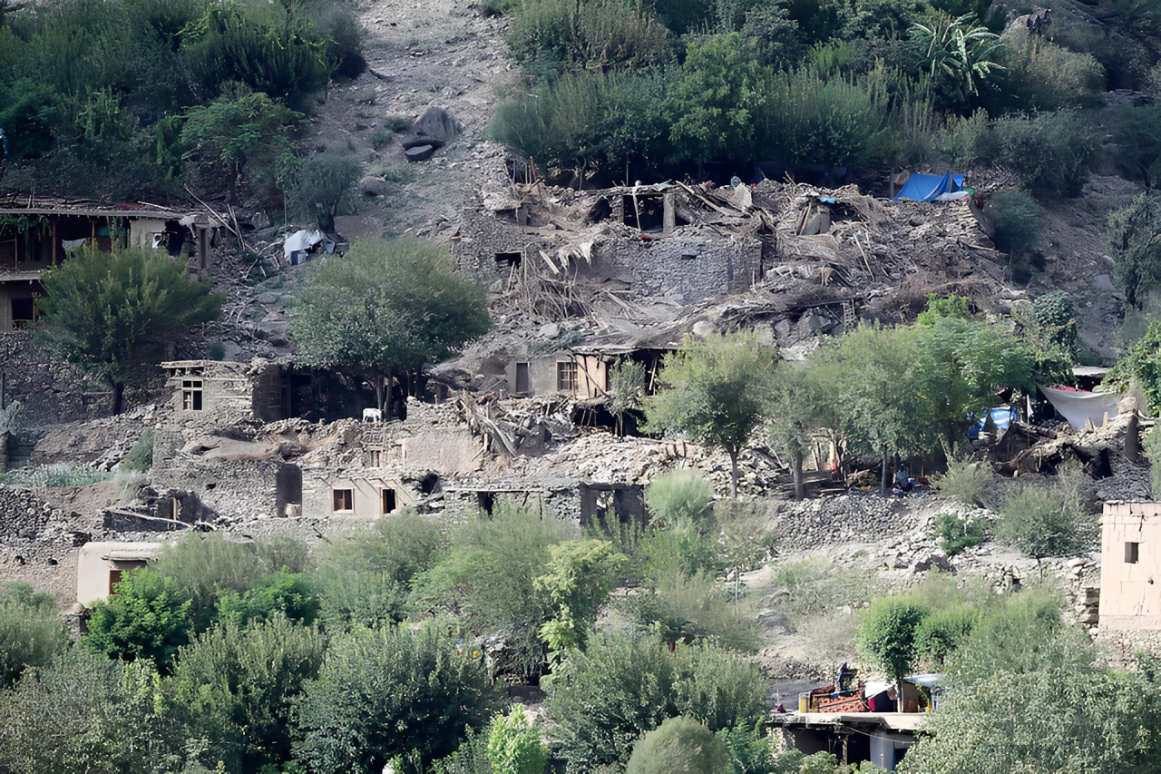 Rumah-rumah warga tampak rata dengan tanah setelah gempa mengguncang Desa Masud, Distrik Nurgal, Provinsi Kunar, Afghanistan, Kamis (4 September 2025).