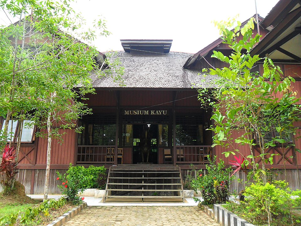 Bangunan rumah panggung Museum Kayu Tuah Himba dikelilingi pepohonan rindang, memamerkan buaya muara dan kayu ulin khas Kalimantan.