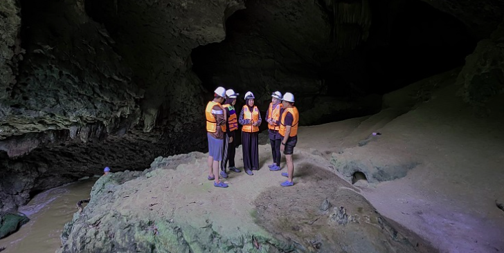 Panorama mulut Goa Binuang di Kukar dengan pencahayaan alami dan pemandu lokal &mdash; visual yang memikat dan menggugah rasa ingin tahu.