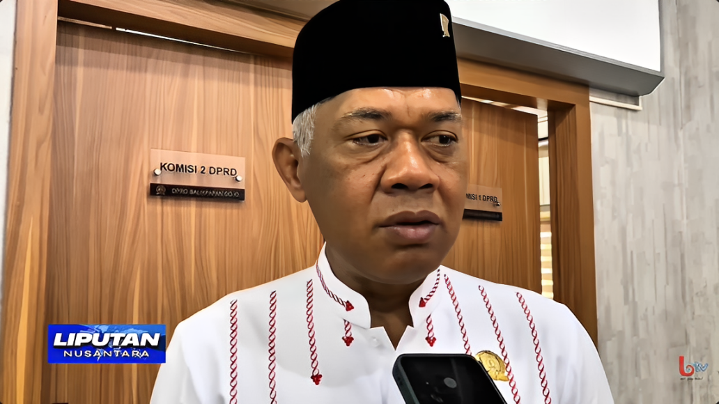 Wakil Ketua Komisi III DPRD Balikpapan, Budiono, menyampaikan pentingnya penataan UMKM di Lapangan Merdeka, Balikpapan, Rabu (22 Oktober 2025).