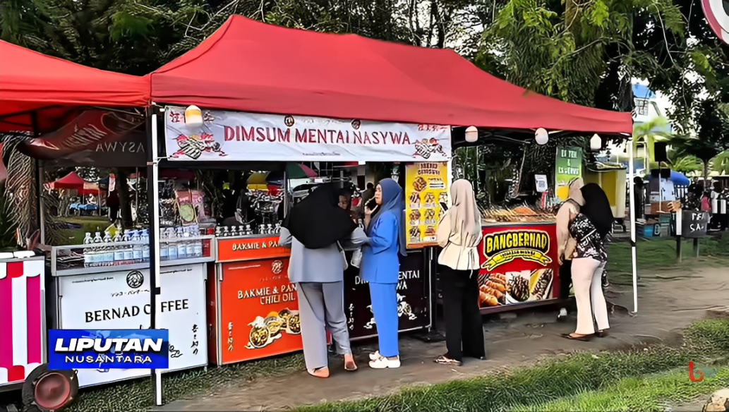 Pengunjung sedang membeli makanan di stan UMKM di Lapangan Merdeka, Balikpapan, Rabu (22 Oktober 2025).
