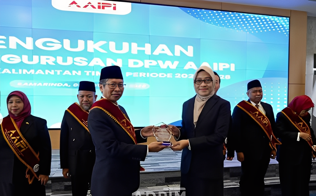 Salah satu pengurus menerima plakat dalam acara pengukuhan DPW AAIPI Kaltim Periode 2025&ndash;2030 di Kantor Inspektorat Kaltim, Samarinda, Senin (3 November 2025).