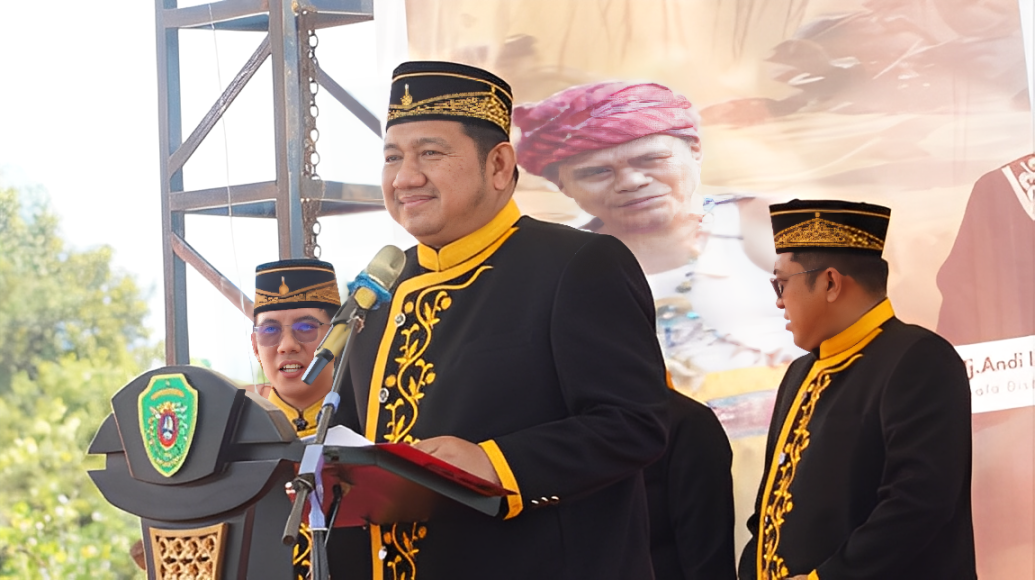 Bupati PPU, Mudyat Noor, menyampaikan sambutan saat pembukaan Festival Belian Adat Paser Nondoi 2025 di Kabupaten Penajam Paser Utara, Senin (3 November 2025).