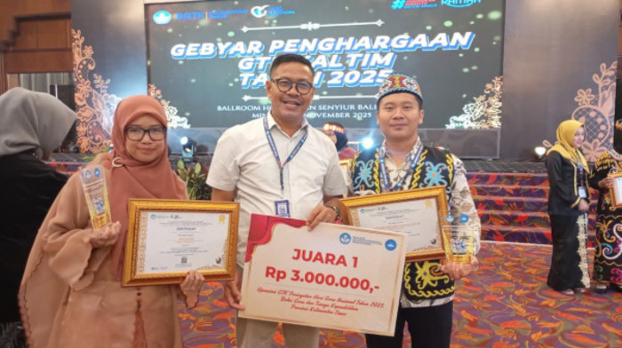 Dua guru Kutai Barat penerima penghargaan GTK 2025 berpose bersama kepala cabang dinas &mdash; simbol dedikasi dan inspirasi pendidikan daerah.