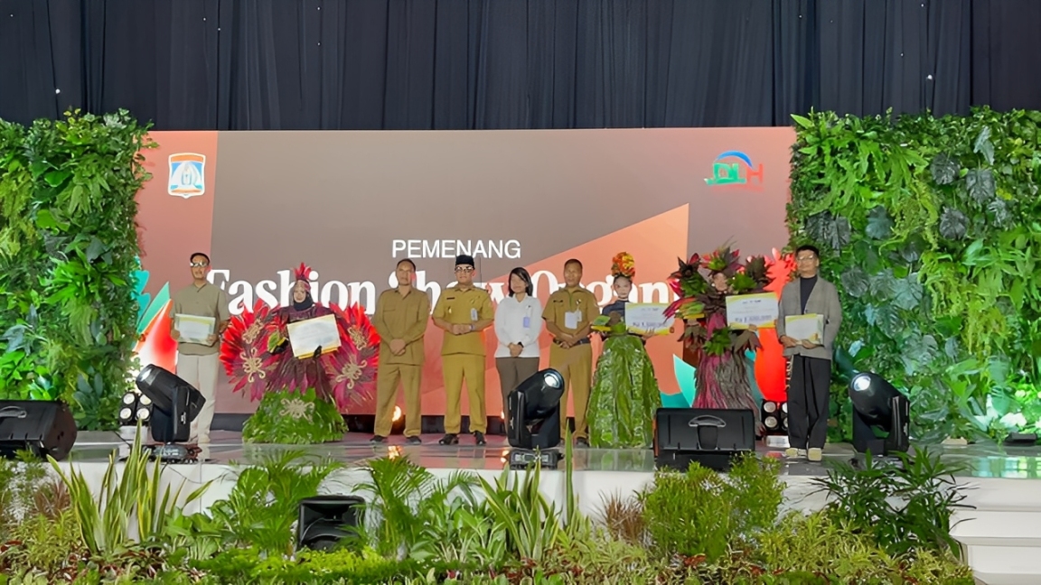 Wakil Wali Kota Balikpapan berfoto bersama para pemenang lomba fashion show busana organik tingkat sekolah dasar pada Awarding CGH dan Eco Office di BSCC Dome, Selasa (4 November 2025).