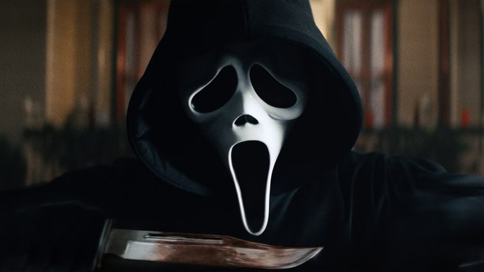 Kyle Gallner di tengah hutan dalam film &ldquo;Man Vs&rdquo;, menatap tegang ke arah kamera &mdash; visualisasi ketegangan manusia melawan dirinya sendiri.