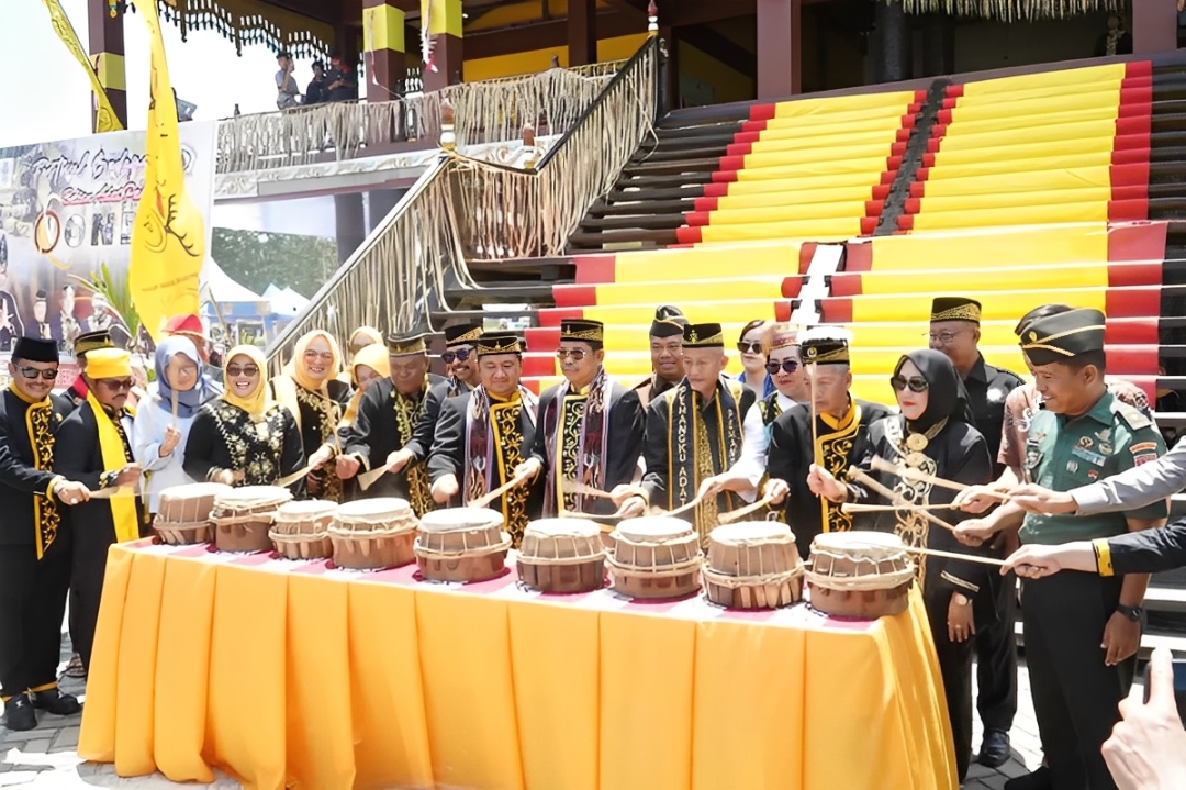 Para pejabat daerah bersama tokoh adat menabuh beduk sebagai simbol pembukaan Festival Belian Adat Paser Nondoi 2025 di depan Rumah Adat Rekan Tatau, Senin (3 November 2025).