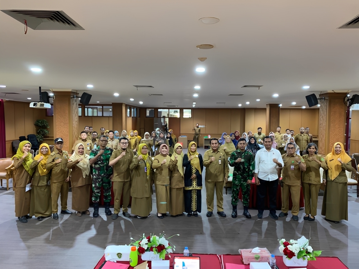 Peserta kegiatan advokasi dan sosialisasi perlindungan perempuan dan anak berfoto bersama di Aula Lantai I Kantor Bupati PPU, Senin (3 November 2025).