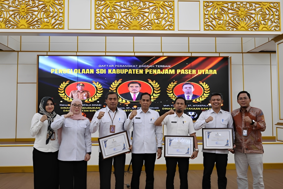 Pejabat daerah dan perwakilan OPD penerima Penghargaan Pengelolaan Data Terbaik berfoto bersama pada kegiatan Forum Satu Data Indonesia di Aula Lantai III Kantor Bupati PPU, Rabu (5 November 2025).