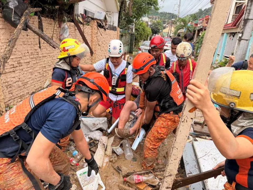 Proses evakuasi warga terdampak Topan Kalmaegi oleh personel Palang Merah Filipina di Talamban, Cebu City, Filipina, Selasa (4 November 2025).