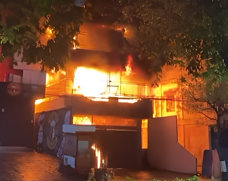 Kobaran api melahap ruko di kawasan Klandasan Ilir, Jalan Jenderal Sudirman, Balikpapan, Rabu (5 November 2025).