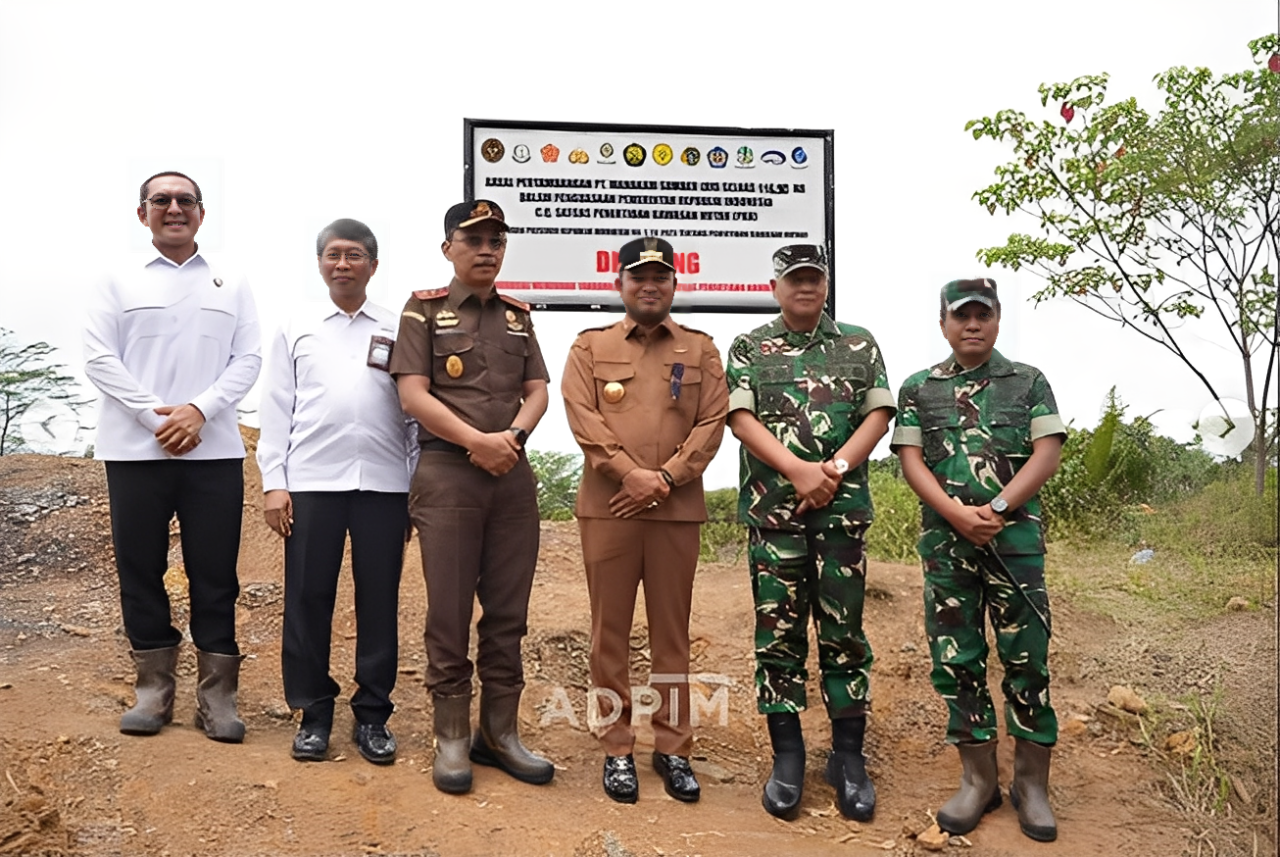 Rudy Masud dan jajaran usai pemasangan plang penguasaan Satgas PKH di area konsesi PT Mahakam Sumber Jaya, Marangkayu, Kutai Kartanegara, Selasa (4 November 2025).
