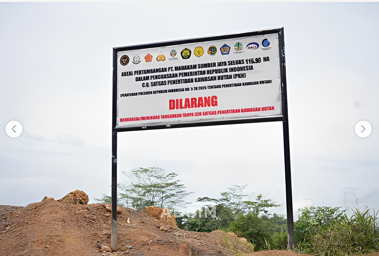 Plang Satgas PKH yang terpasang di area konsesi PT Mahakam Sumber Jaya, KM 33 Desa Makarti, Kecamatan Marangkayu, Kutai Kartanegara, Selasa (4 November 2025).