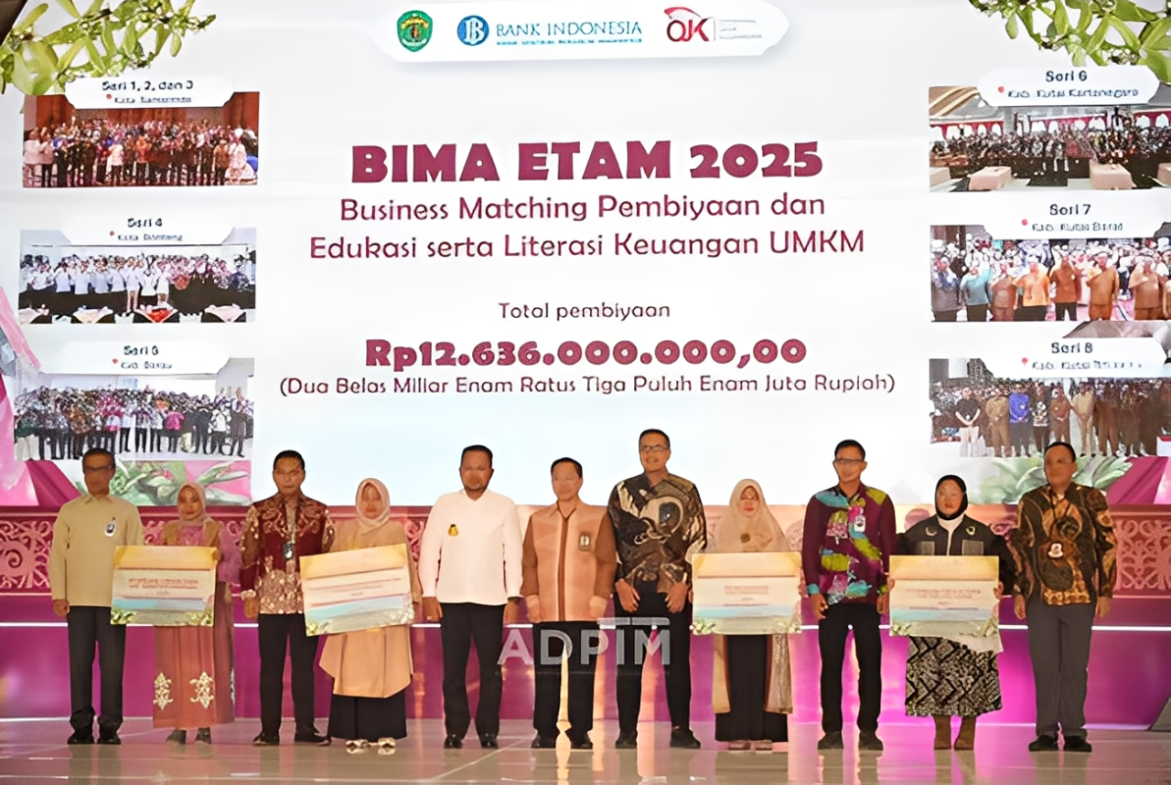 Rudy Masud beserta jajaran berfoto bersama para penerima sertifikat penghargaan dalam kegiatan Kaltim Paradise of The East x Summer Fest 2025 di Samarinda, Rabu (5 November 2025).