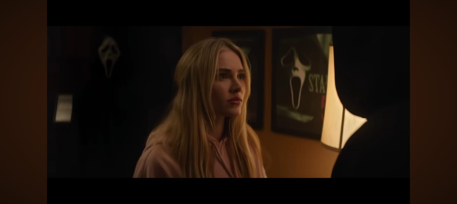 Sidney Prescott menghadapi Ghostface di Scream 7 &mdash; visualisasi kengerian baru yang personal dan penuh emosi.
