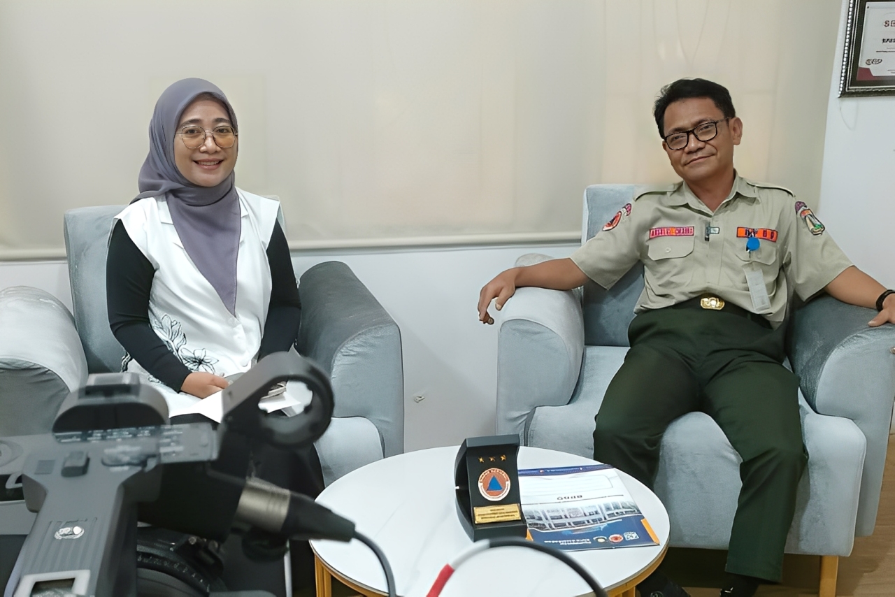 Kepala Bidang Rehabilitasi dan Rekonstruksi BPBD Kota Balikpapan, Arsulul Chairi, saat menjadi narasumber talkshow Ngopi di Kantor BPBD Balikpapan, Rabu (5 November 2025).
