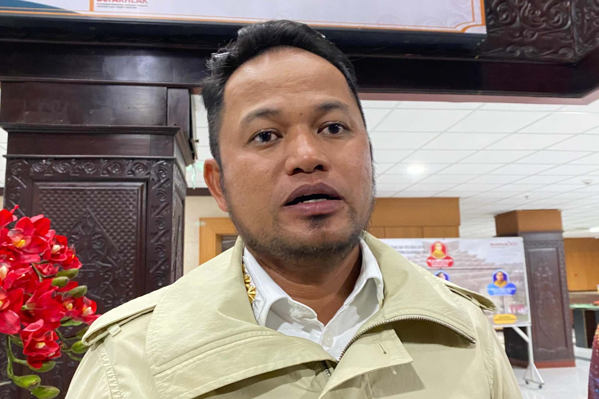 Gubernur Kaltim Rudy Mas&rsquo;ud memberikan keterangan pers di Samarinda, menegaskan serapan APBD tetap stabil meski sejumlah OPD masih dipimpin Plt &mdash; stabilitas birokrasi di tengah transisi.