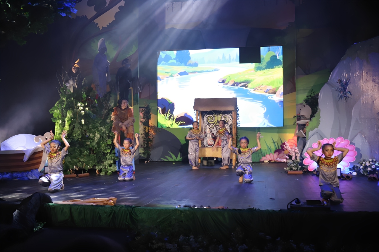 Salah satu adegan dalam drama musikal kolosal Ranam Banua yang dipentaskan di Gedung Rinjani Asnawi, UPTD Taman Budaya Kaltim, Samarinda, Rabu (5 November 2025).