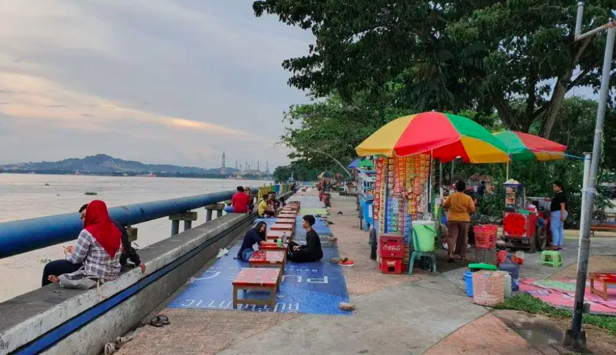 Suasana sore di Taman Tepian Mahakam Samarinda