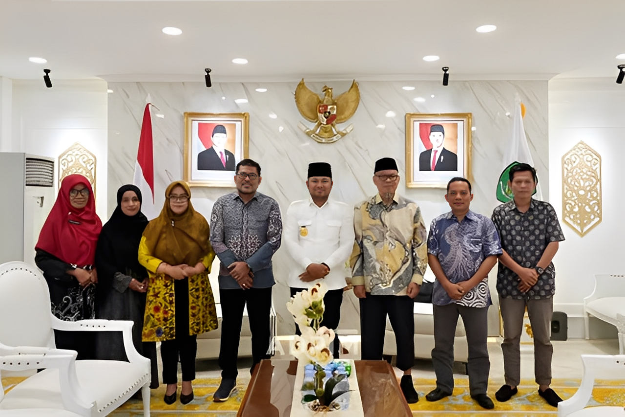 Gubernur Kaltim Rudy Masud berfoto bersama pengurus KAHMI Kaltim usai audiensi di Kantor Gubernur Kaltim, Rabu (5 November 2025).