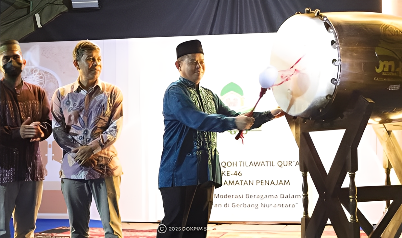 Sekda PPU Tohar memukul beduk sebagai tanda pembukaan MTQ ke-46 Kecamatan Penajam di halaman Kantor Lurah Gunung Seteleng, Rabu (5 November 2025).