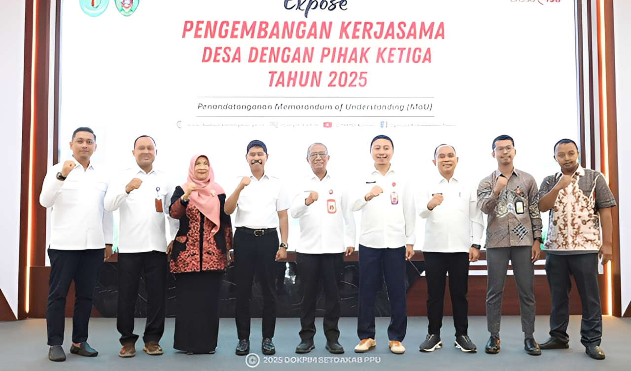 Para peserta berfoto bersama usai kegiatan Expose Pengembangan Kerjasama Desa dengan Pihak Ketiga, Rabu (5 November 2025).