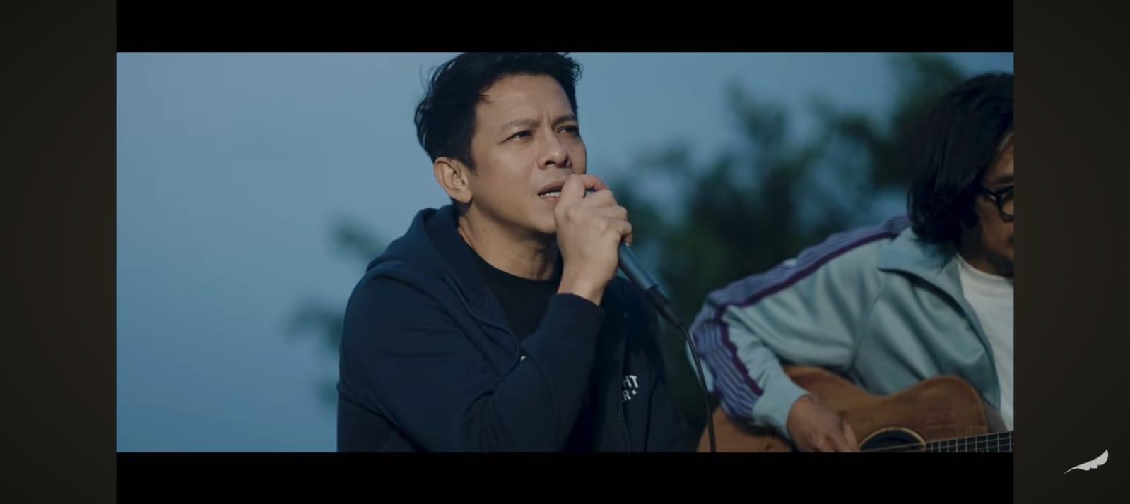 NOAH tampil dalam nuansa monokrom di &ldquo;Lihat Langkahku (SIDE/B Cut Version)&rdquo;, menggambarkan proses melepaskan yang penuh makna.