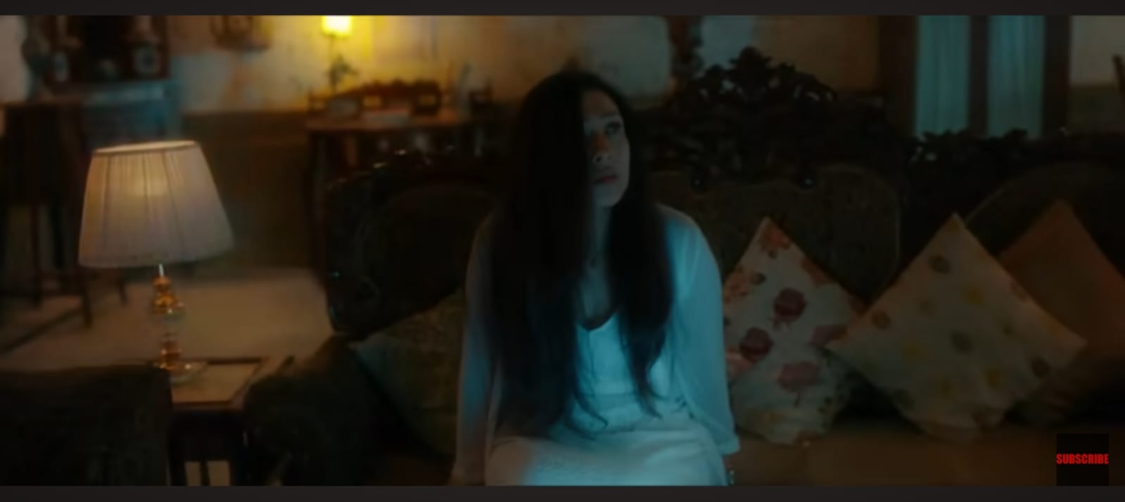 Poster film Kaal Trighori menampilkan Profesor dan boneka terkutuk di tengah rumah berhantu &mdash; visual penuh misteri dan kegelapan spiritual.