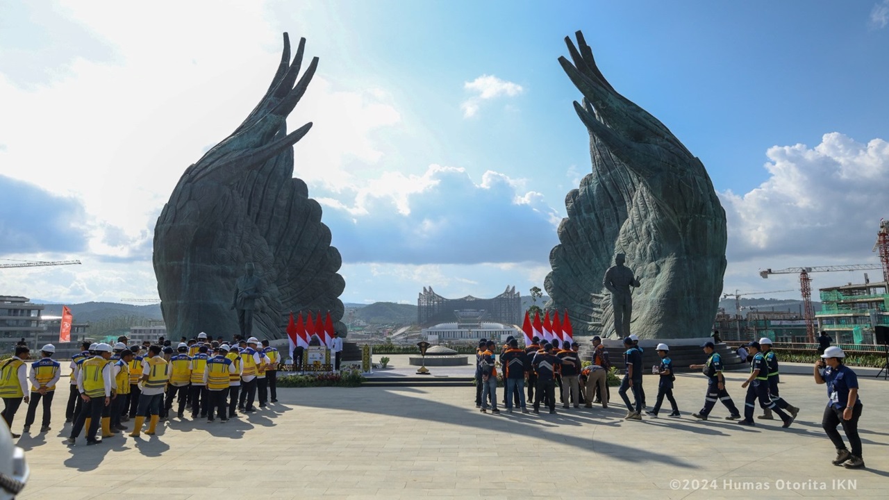 Suasana Teras Cakrawala IKN dengan pemandangan Istana Presiden di kejauhan &mdash; simbol kemegahan kota masa depan yang ramah lingkungan.