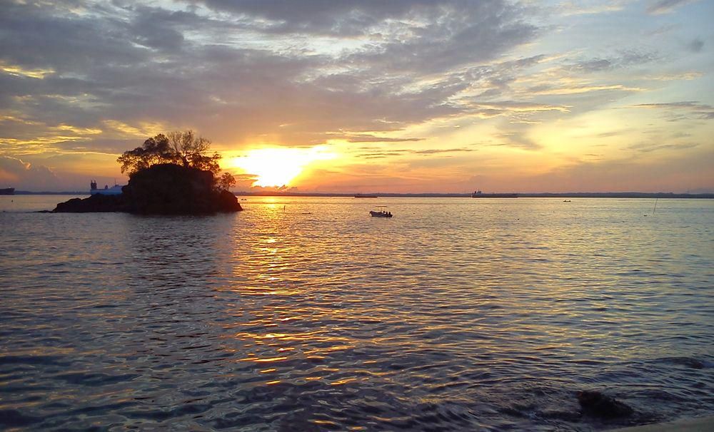 sunset di Pantai Melawai Balikpapan&mdash;ikon wisata bahari Kalimantan Timur yang memukau visual dan rasa.