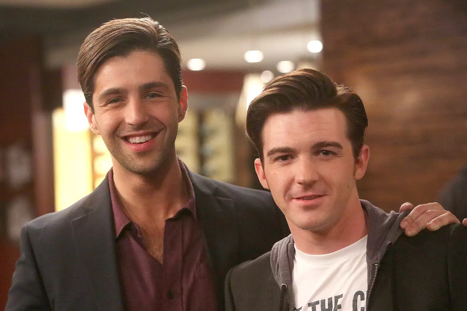 Drake Bell dan Josh Peck dalam momen reuni lucu di Instagram &mdash; ekspresi iseng khas mereka bikin nostalgia sekaligus geli!
