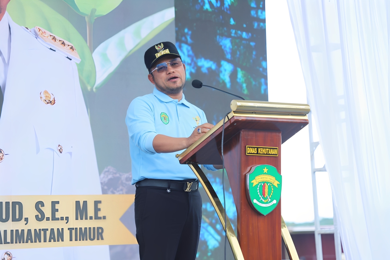 Rudy Masud menyampaikan ajakan penanaman pohon produktif endemik di sepanjang sisi jalan provinsi saat memberikan sambutan pada kegiatan penanaman 1000 pohon di Samarinda, Kamis (6 November 2025).