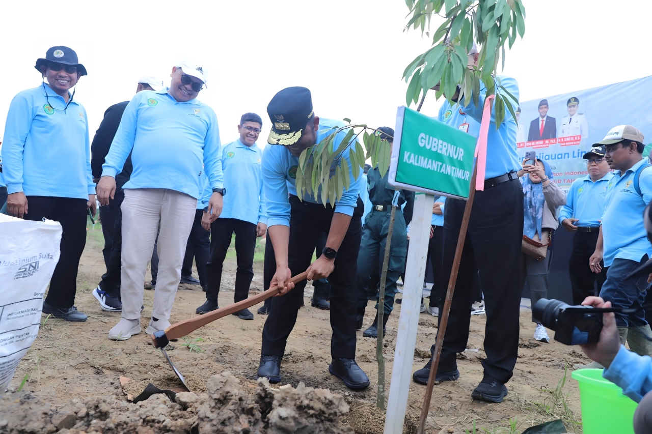 Gubernur Kaltim Rudy Masud menanam pohon di area pembangunan Pondok Pesantren Al-Bahjah, Samarinda, Kamis (6 November 2025).