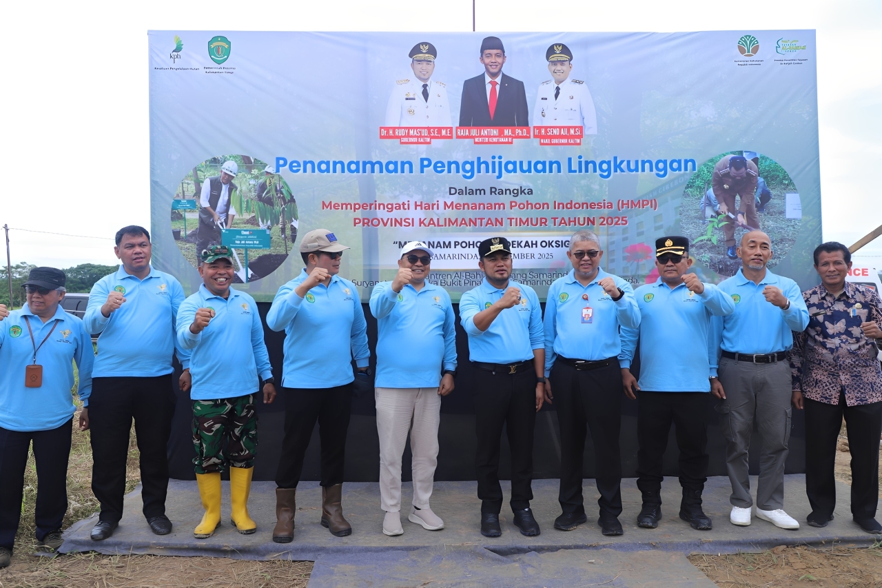 Rudy Masud bersama jajaran berfoto bersama usai kegiatan penanaman 1.000 bibit pohon di Samarinda, Kamis (6 November 2025).