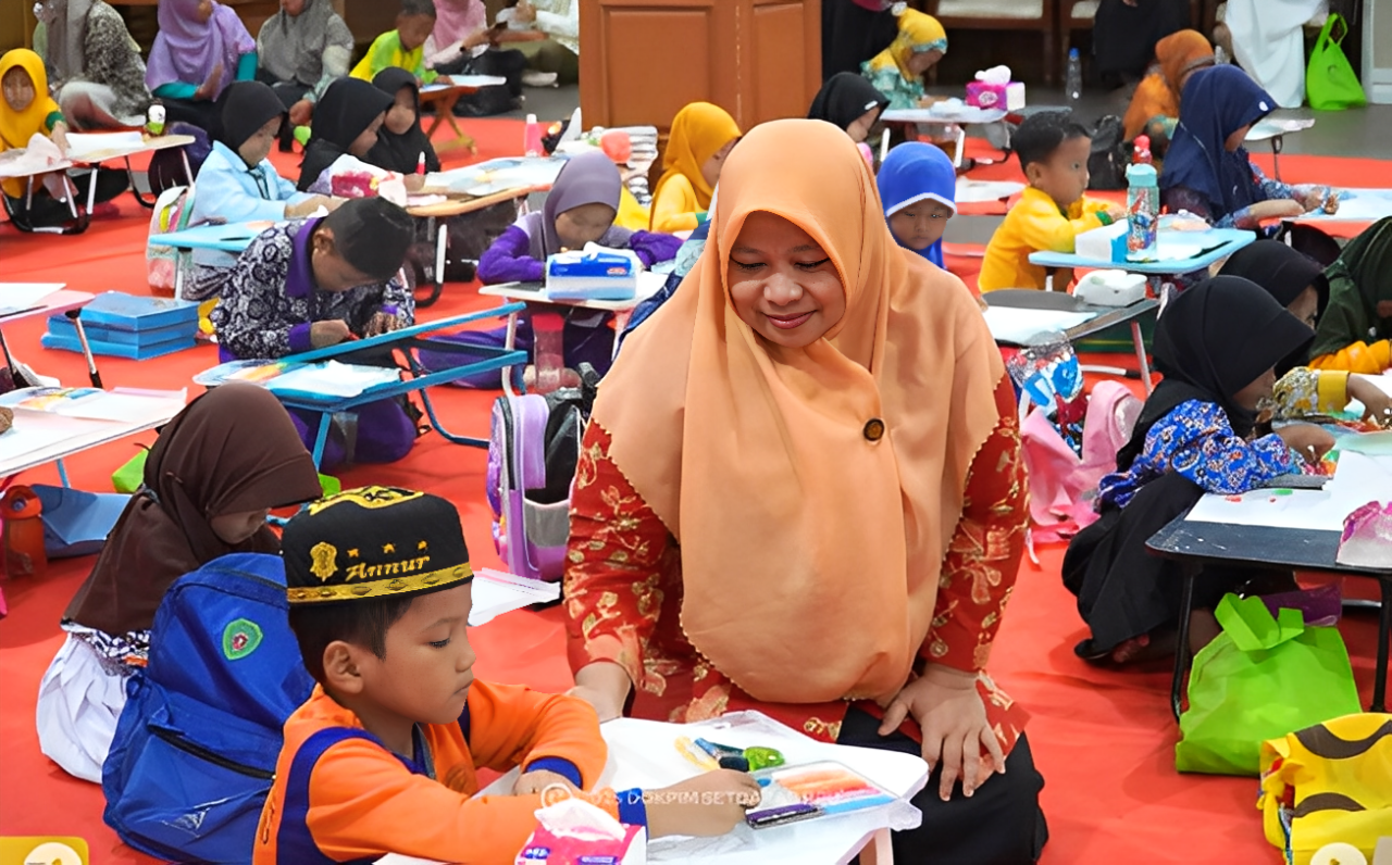 Seorang perwakilan DWP PPU tampak mengamati proses mewarnai salah satu peserta di Aula Kantor Bupati PPU, Kamis (6 November 2025).