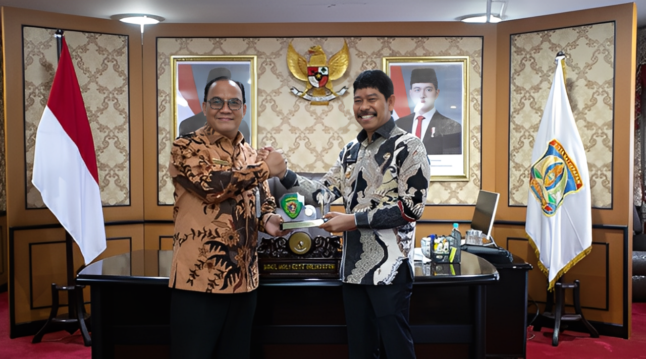 Wakil Bupati PPU Abdul Waris Muin dan Wakil Wali Kota Balikpapan Bagus Susetyo usai melakukan diskusi dalam agenda kunjungan kerja di Kantor Wali Kota Balikpapan, Kamis (6 November 2025).