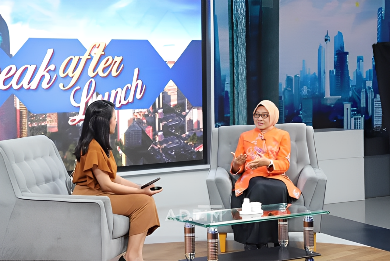 Sekda Kaltim Sri Wahyuni memaparkan capaian Program Gratispol pada program Speak After Lunch di Studio 8 iNews Tower, Jakarta, Kamis (6 November 2025).