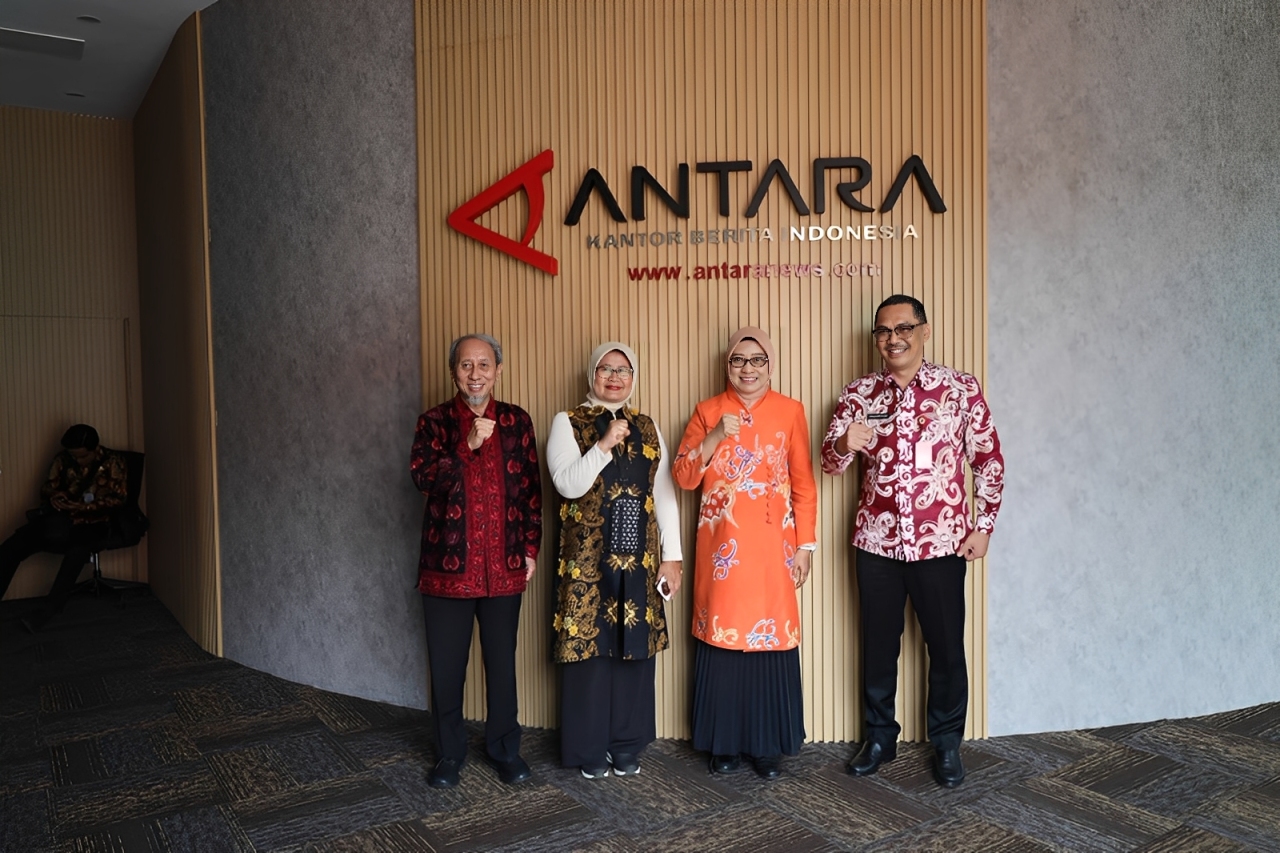 Sekretaris Daerah Provinsi Kalimantan Timur, Sri Wahyuni (baju oranye), berfoto bersama tiga finalis lainnya di Gedung Perum LKBN ANTARA, Jakarta, Kamis (6 November 2025).