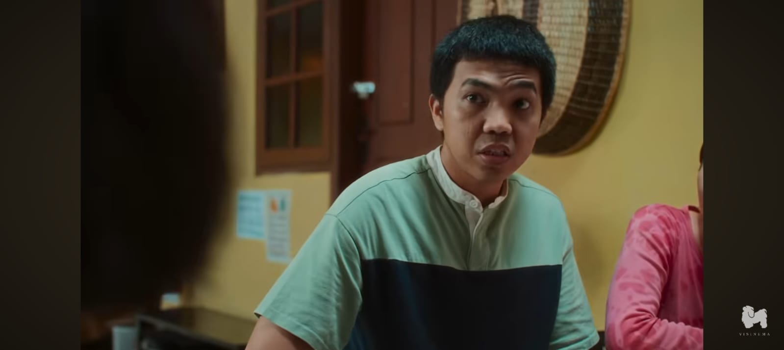 Poster teaser &ldquo;Suka Duka Tawa&rdquo; &ndash; ekspresi komika di panggung dengan sorot cahaya hangat, menggambarkan tawa di atas luka.