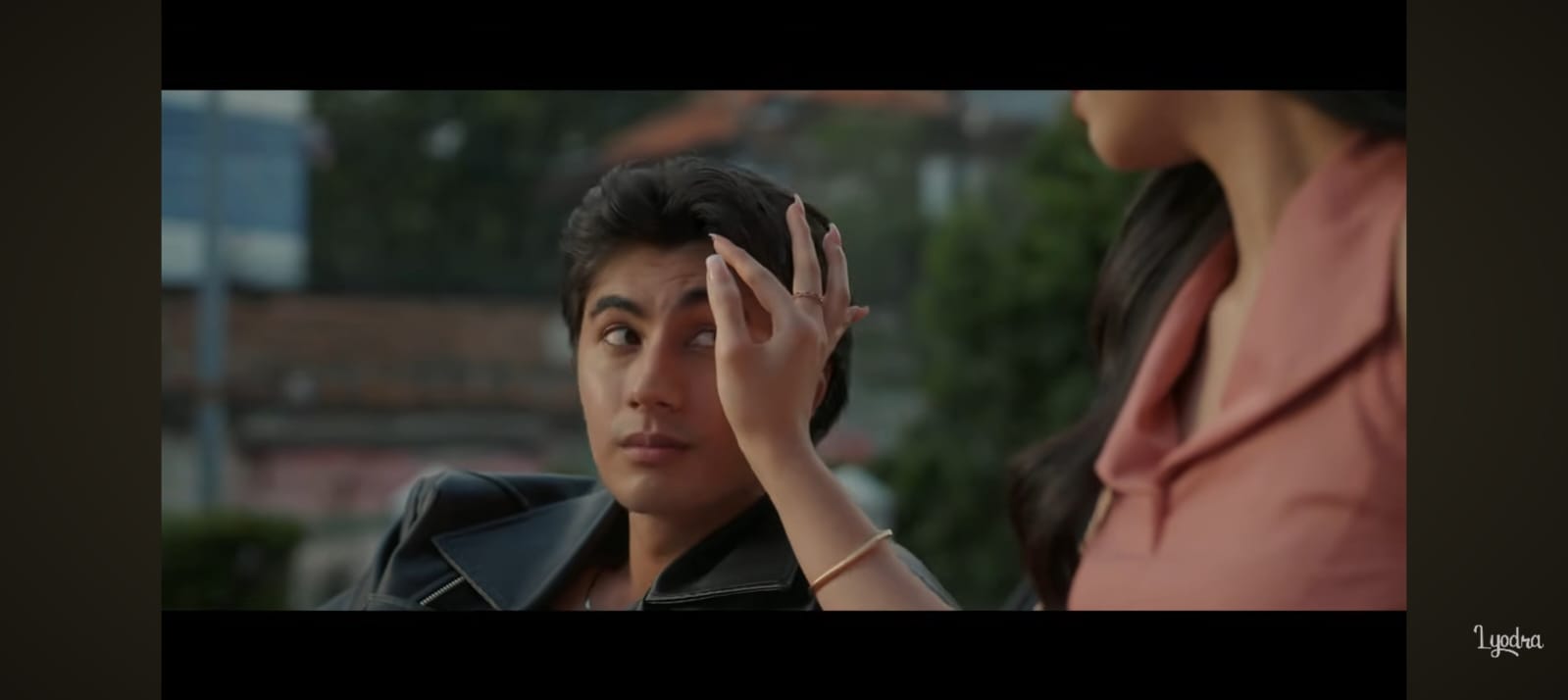 Lyodra dalam video musik &ldquo;Teganya Kau&rdquo; &mdash; ekspresi luka dan kejujuran yang jadi kekuatan visual penuh makna.