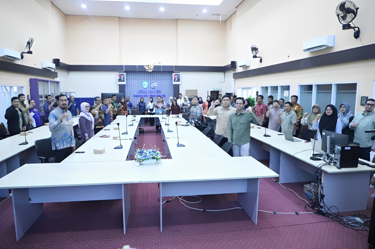 Para peserta Forum Konsultasi Publik berfoto bersama setelah sesi diskusi berlangsung di Ruang Wiek Diskominfo Kaltim, Samarinda, Jumat (7 November 2025).