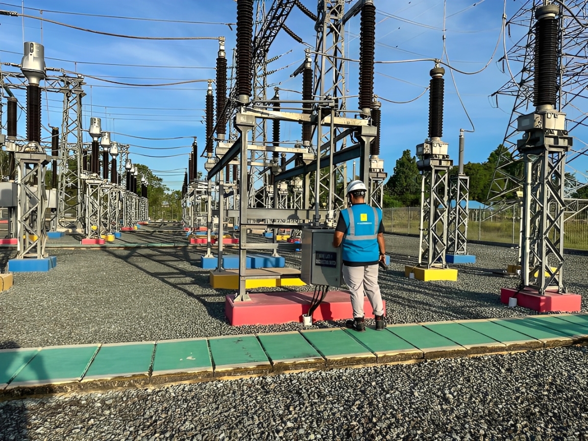 Petugas PLN UPP KLT 2 memeriksa peralatan di GI Tanjung Redeb sebagai bagian dari persiapan energize interkoneksi SUTT 150 kV.