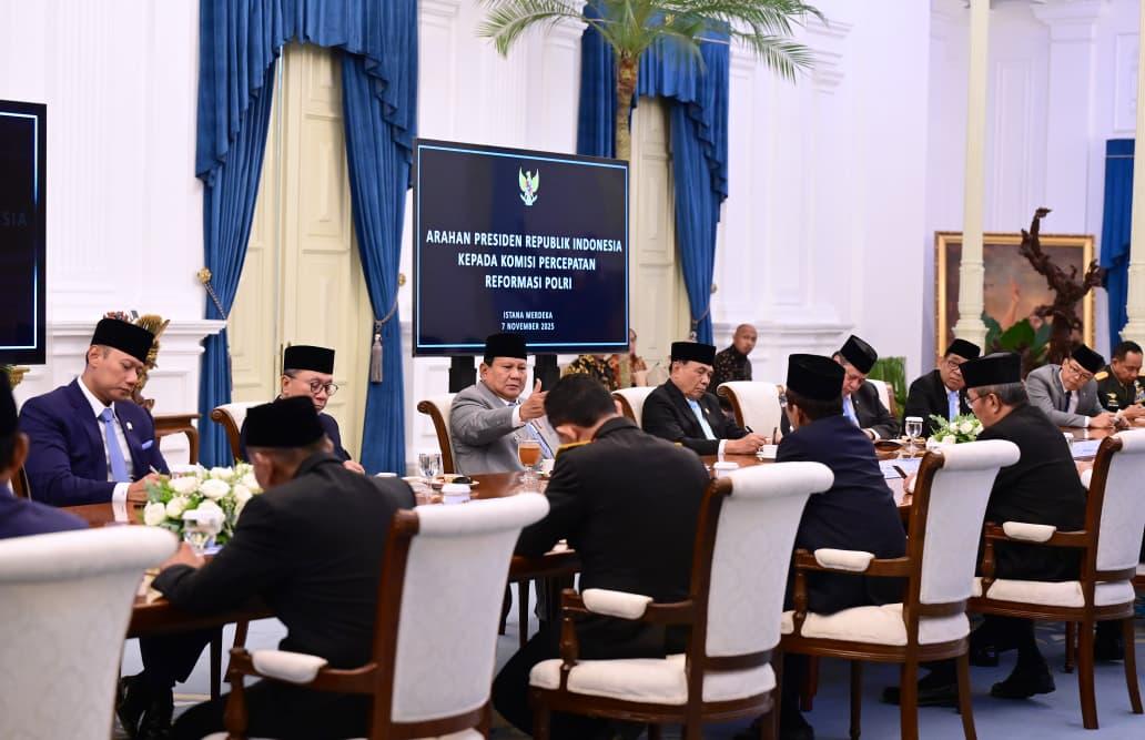 Presiden Prabowo Subianto memberikan arahan kepada Komisi Percepatan Reformasi Polri di Istana Merdeka, Jakarta, Jumat (7 November 2025).
