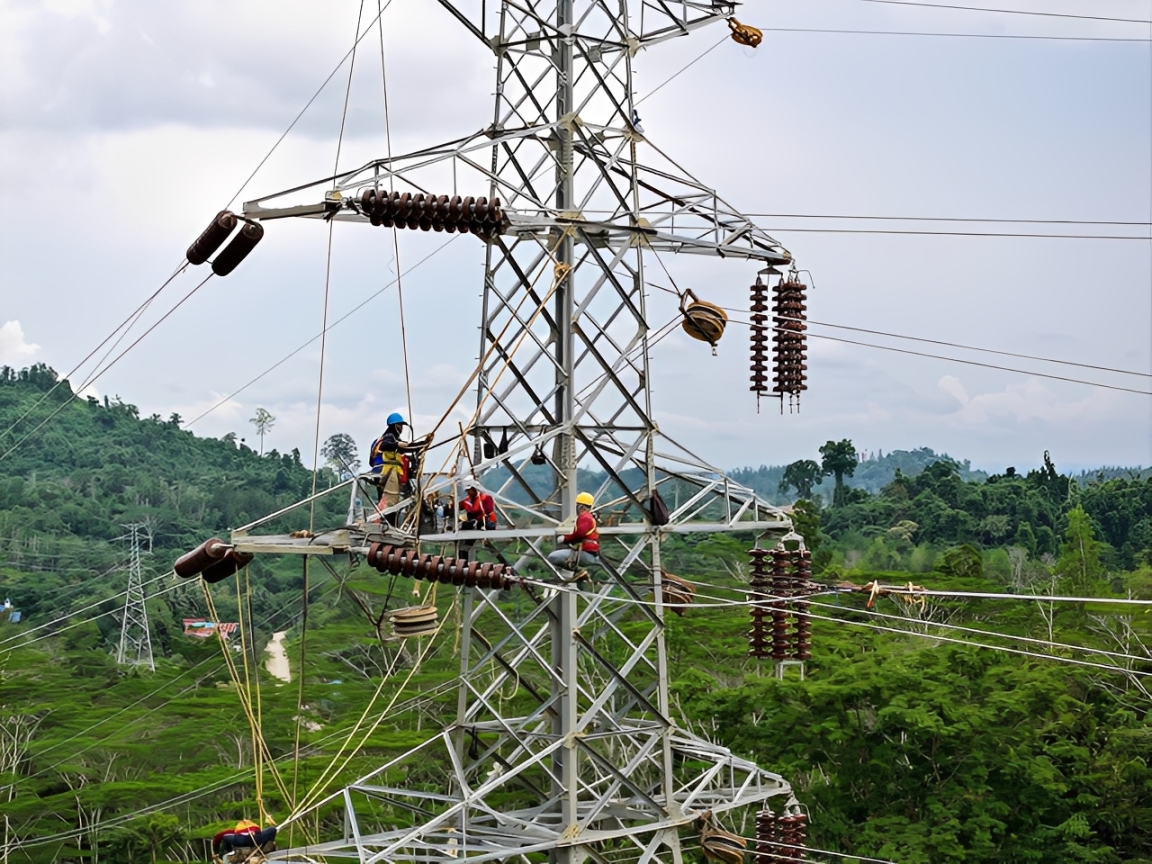 Petugas PLN melakukan penarikan konduktor (stringing) pada jaringan transmisi 150 kV yang menghubungkan GI Tanjung Redeb dan GI Talisayan di wilayah perbukitan.