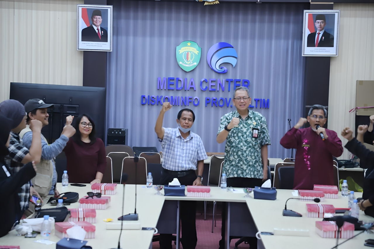 Sugeng Chairuddin (baju batik), Ketua Panitia, berfoto bersama panitia HUT ke 44 YJI Kaltim usai rapat persiapan di Ruang WIEK Diskominfo Kaltim, Samarinda, Jumat (7 November 2025).